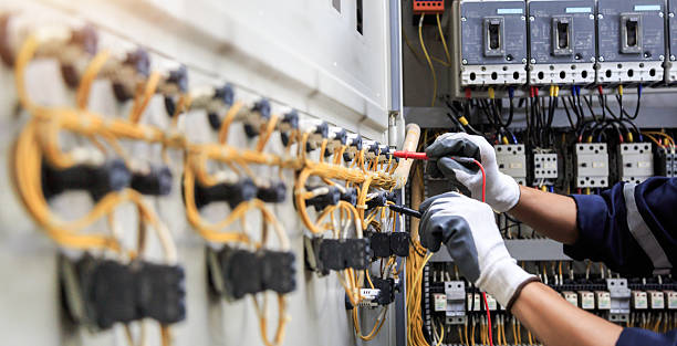 Professional Electrician technician working in Hillcrest, IL